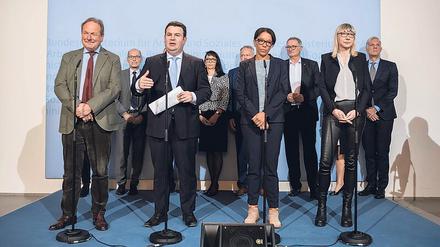 Impulse für die Arbeit. Minister Heil und seine Experten, darunter Siemens-Vorstandsmitglied Janina Kugel (zweite von rechts) und Ex-Verdi-Chef Frank Bsirske (links).