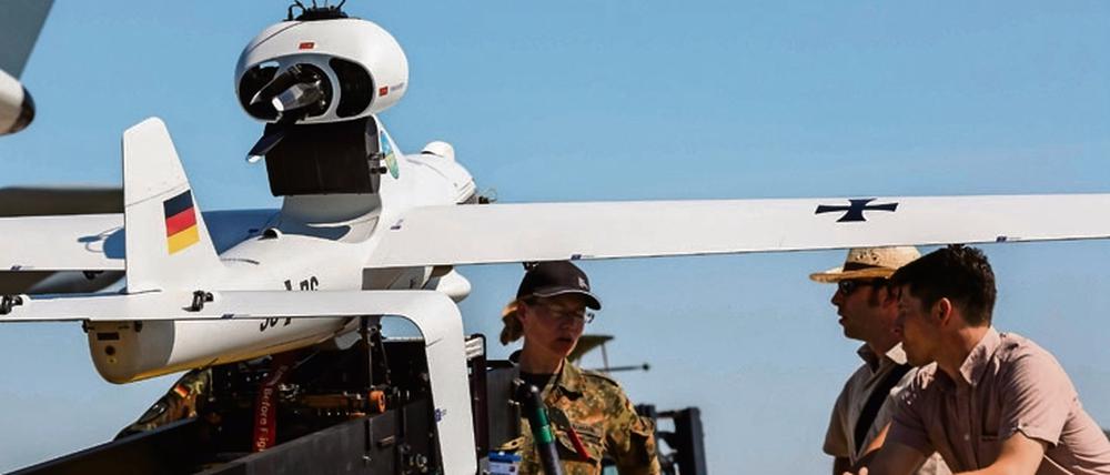Auf der ILA 2014 präsentierte die Luftwaffe ihre Drohnen, darunter den unbemannten Aufklärungsflieger Luna.