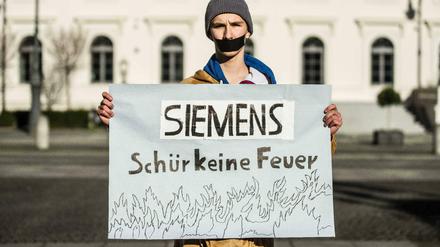 Siemens hält an dem umstrittenen Projekt in Australien fest und zieht damit den Zorn der Aktivisten auf sich.