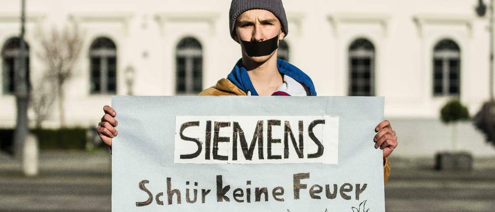 Siemens hält an dem umstrittenen Projekt in Australien fest und zieht damit den Zorn der Aktivisten auf sich.