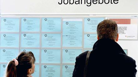 Stellenangebote gibt es derzeit verhältnismäßig viele - auch wenn die Zahl der Erwerbslosen im Dezember leicht gestiegen ist. 