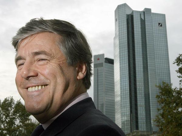 Josef Ackermann im November 2006 vor den Doppeltürmen der Deutschen Bank in Frankfurt am Main.