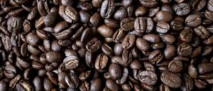 In der Woche vor Weihnachten senkt Aldi die Preise für Kaffee deutlich. Edeka, Rewe, Penny und Netto kündigten an, dem Beispiel zu folgen.