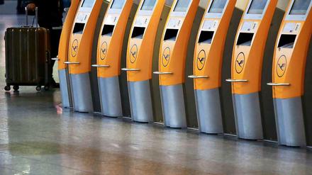 Beschäftigungslos werden die Check-in-Automaten der Lufthansa noch eine ganze Weile sein.