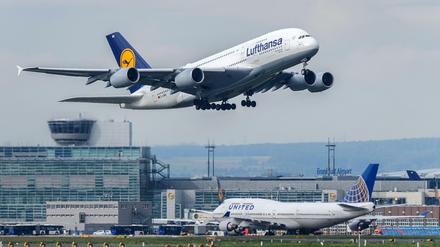 Ein Flugzeug Airbus der Lufthansa startet am Flughafen in Frankfurt am Main (Hessen).