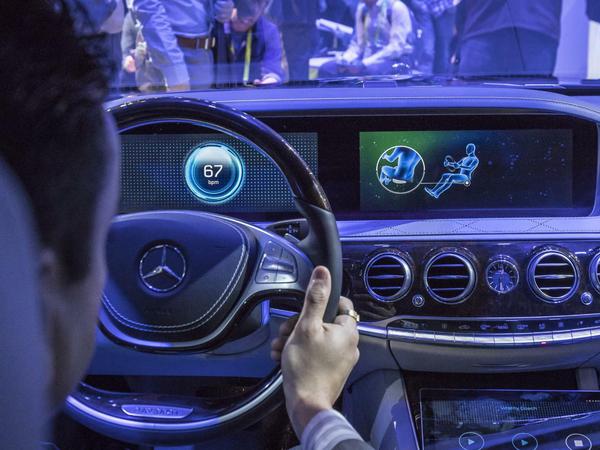 Mercedes' neue S-Klasse könnte künftig mit Sensoren im Lenkrad etwa die Pulsfrequenz des Fahrers erfassen. Wird Stress festgestellt, versuchen die Komfortsysteme des Autos, für Entspannung zu sorgen.