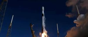 Eine Rakete vom Typ Space X Falcon startet in Cape Canaveral.
