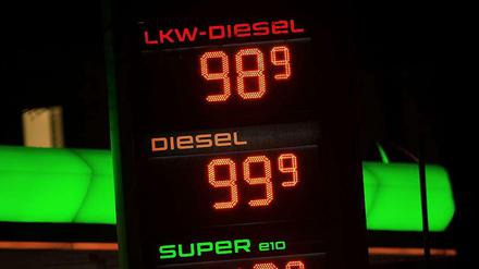 Super ist der Preisverfall für die Autofahrer, die seit Wochen gerne zum Tanken fahren. Doch es gibt auch Verlierer des niedrigen Ölpreises. 