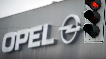 Alle wissen, was die IG Metall glasklar formuliert: Opel steht am Abgrund, die Werke sind nur zur Hälfte ausgelastet, die Verluste nicht mehr lange tragbar.