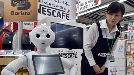 Kaufen oder nicht. Ein Roboter soll Kunden in Japan künftig die Entscheidung erleichtern - und dabei selbst etwas lernen.