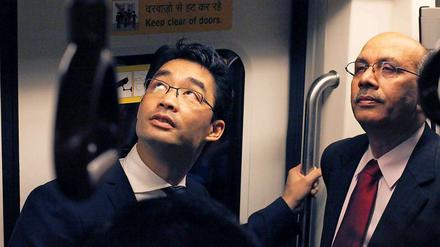 U-Bahn fahren. Deutsche Unternehmen bauen in Neu-Delhi an der Metro. Minister Rösler (l.) schaut sich die mal aus der Nähe an.