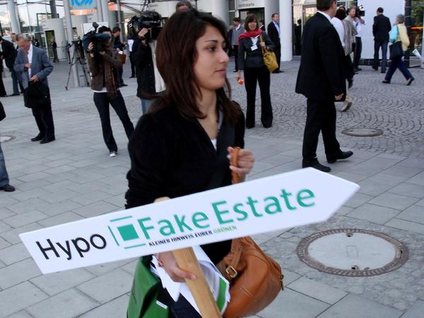 Eine Demonstrantin vor der Hauptversammlung der Hypo Real Estate 2009. Die Ursachen der Finanzkrise geht Scholz mit der Finanztransaktionssteuer nicht an. 
