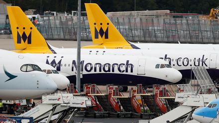 Alles bleibt am Boden: Maschinen der Monarch Airlines stehen am Montag in Manchester. 