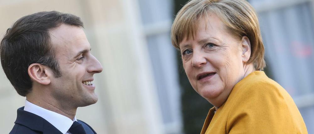 Frankreichs Präsident Macron begrüßt Bundeskanzlerin Merkel am 27. Februar 2019 in Paris.