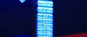 Die Preise für Kraftstoffe an einer Tankstelle in Köln am 25.05.2022.
