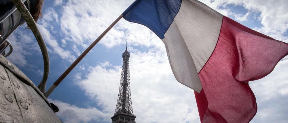 Die Flagge Frankreichs vor dem Eiffelturm in Paris (Symbolbild).