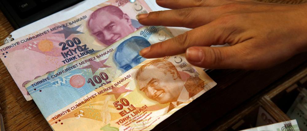 Ein Mitarbeiter einer Wechselstube zählt türkische Lira-Banknoten (Archivbild).
