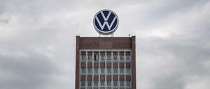 Das VW-Logo auf dem Verwaltungshochhaus vom Volkswagen-Werk in Wolfsburg. 