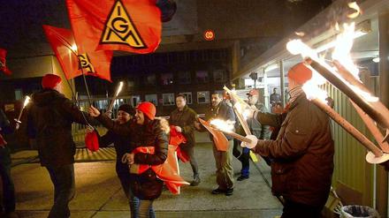 Mitarbeiter der Firma Wabco treten vor dem Werk in Hannover in den Warnstreik.