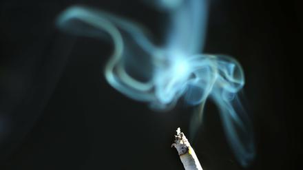 Deutsche greifen wieder häufiger zur Zigarette.