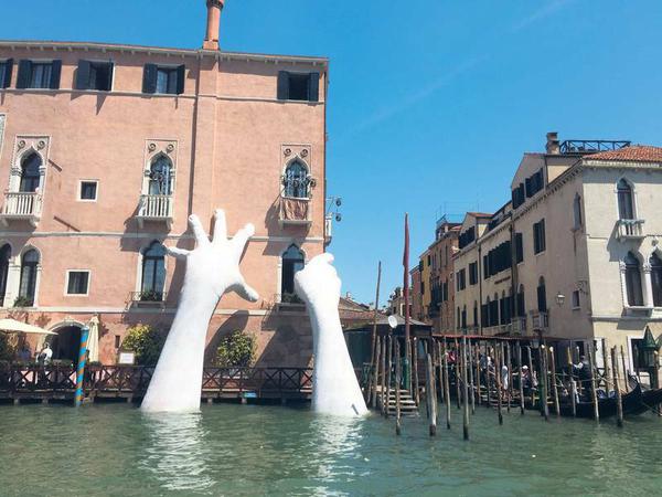 Die Skulptur „Support“ des italienischen Künstlers Lorenzo Quinn am Hotel Ca' Sagredo am Canal Grande in Venedig. 