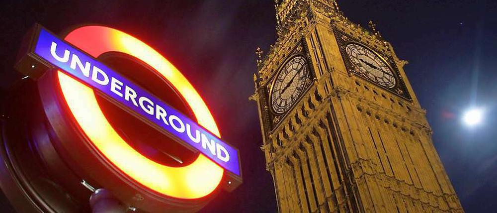 27. März. Londons "Big Ben" ist eines der vielen Gebäude, das dunkel bleibt. Millionen Menschen weltweit beteiligen sich an der Aktion "Dunkle Stunde" und drehen ihre Lichter für eine Stunde ab.