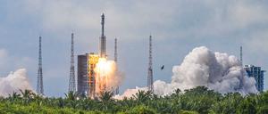 Die „Langer Marsch 7-Y6“-Rakete startet am 12. November 2022 vom Raumfahrtbahnhof Wenchang in der südchinesischen Provinz Hainan.