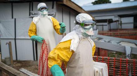 Diese Helfen beenden gerade ihre Schicht in einem Ebola-Behandlungszentrum im Kongo. 