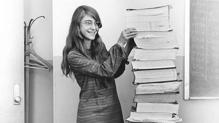 Der Code für den Apollo-Bordcomputer – hier als Papierstapel – machte Software-Pionierin Margaret Hamilton richtig groß. 