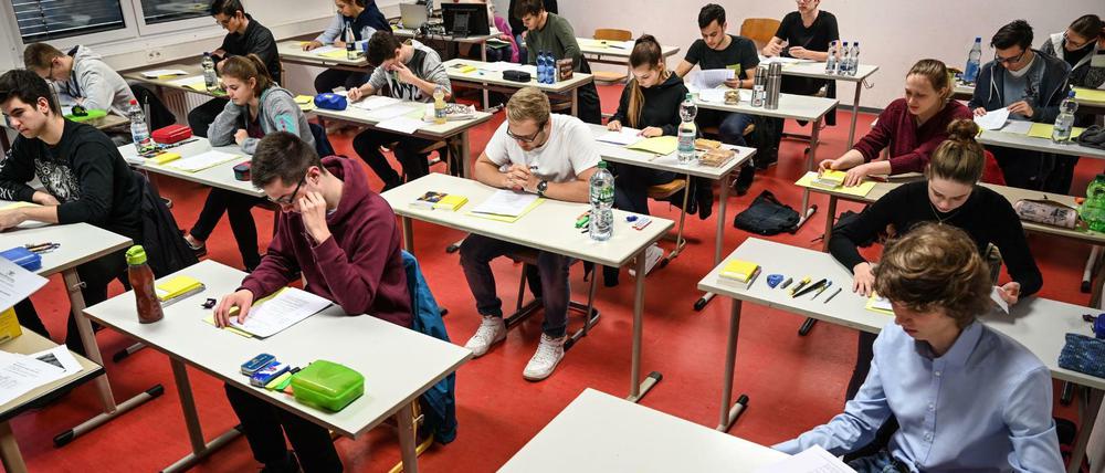 Abiturientinnen und Abiturienten bei der diesjährigen Deutschprüfung in Baden-Württemberg.