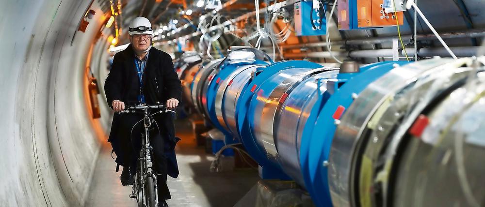 Der LHC misst 27 Kilometer im Umfang, der künstliche Beschleuniger soll 100 Kilometer lang sein.