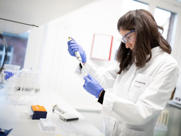 Eine Mitarbeiterin des Instituts für Virologie an der Charité in Berlin bereitet einen Test auf das Coronavirus vor.