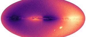 Helle Himmelskörper in dieser Aufnahme entfernen sich, dunkle kommen auf uns zu. Die Magellanschen Wolken sind als helle Flecken rechts unten zu erkennen.