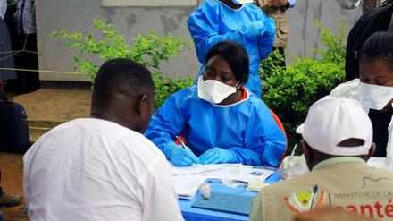 Eine Mitarbeiterin der Weltgesundheitsorganisation (WHO) bereitet Impfungen gegen Ebola vor (Foto von 2018). Die Weltgesundheitsorganisation (WHO) verzichtet zunächst darauf, wegen des grassierenden Ebola-Virus im Kongo eine «gesundheitliche Notlage mit internationaler Tragweite» auszurufen. a