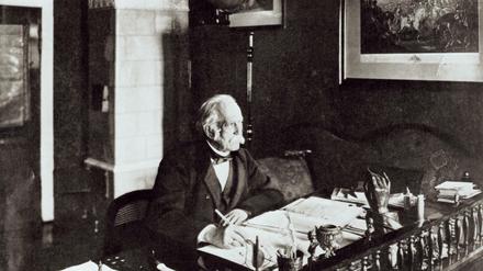 Theodor Fontane an seinem Schreibtisch, eine Fotografie von 1895.
