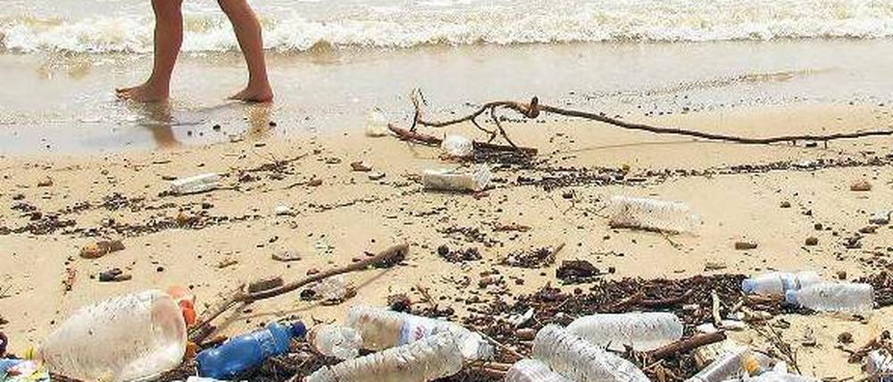 Flaschenpost. Plastikmüll verschmutzt Strände und Weltmeere. 