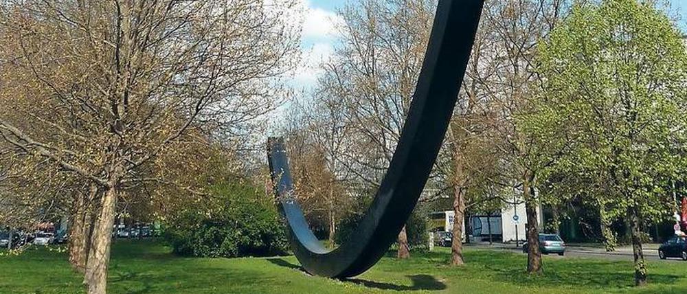 Mathematisch korrekte Kunst. Die Skulptur „Bogen von 124,5 Grad“ von Bernar Venet im Berliner Stadtteil Schöneberg vor der Urania.