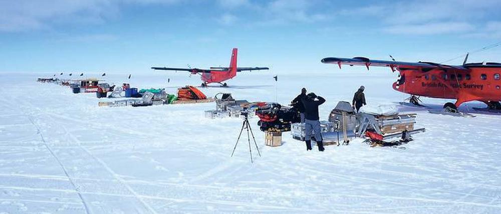 Forscher untersuchen die Meereszirkulation unter dem Filchner-Schelfeis in der Antarktis. 