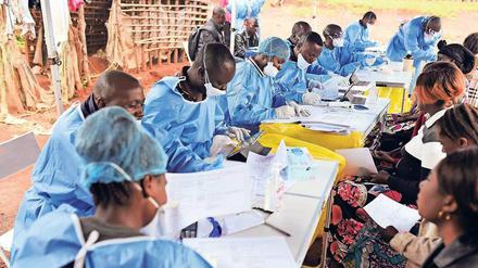 In dem Dorf Mangina in der Provinz Nord-Kivu der Demokratischen Republik Kongo werden die Menschen mit einem neuen Impfstoff gegen Ebola versorgt. Wegen militärischer Konflikte in der Region ist das nicht überall möglich.