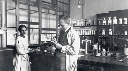 Im Hintergrund. So setzte der Fotograf das Forscher-Duo 1928 in Szene: Lise Meitner, seit 1917 Leiterin der physikalischen Abteilung des Berliner Kaiser-Wilhelm-Instituts für Chemie, mit Otto Hahn, dem Direktor des Instituts. 