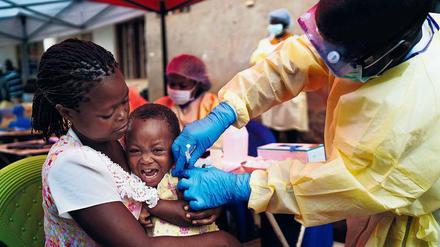 Rettender Stich. Als sich 2014 in Westafrika Ebola-Viren verbreiteten, konnte die Weltgesundheitsorganisation einen neuen Impfstoff gegen die Seuche noch nicht einsetzen. Im Kongo haben die Impfungen wohl tausende Menschenleben gerettet. 