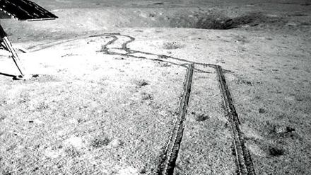 Die ersten Spuren im Mondsand hinterließ Yutu-2 zwölf Stunden nach der Landung der Sonde Chang’E-4 (oben links).