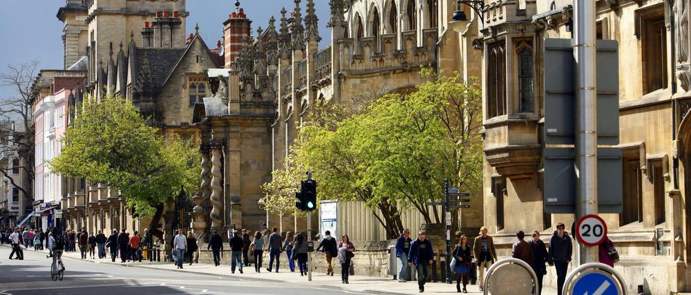 Blick in eine Straße in der britischen Universitätsstadt Oxford.