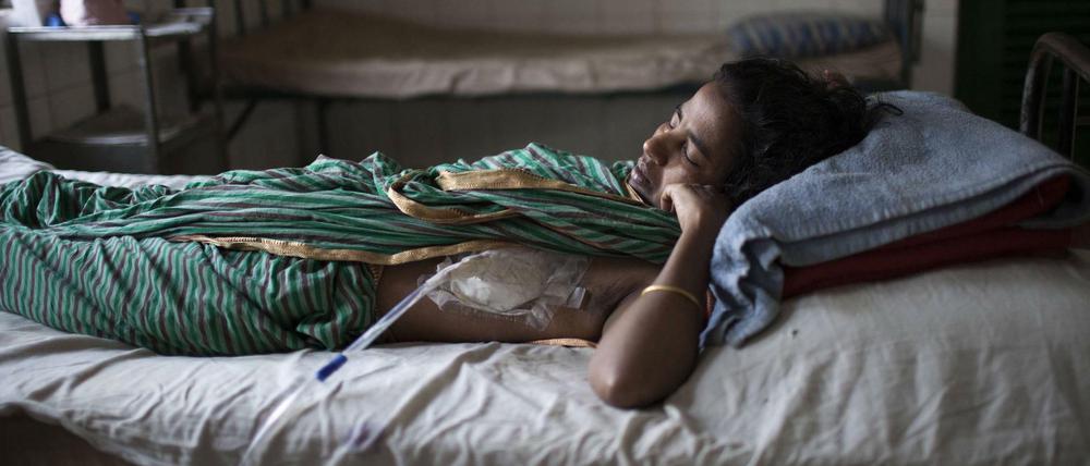 Eine Tuberkulose-Patientin liegt in Bangladesch im Krankenhaus. Die Medikamente gegen Tuberkulose dürfen nur unter Aufsicht verabreicht werden.  