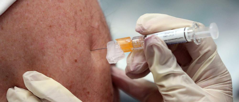 Ein Mann wird in den USA gegen das Coronavirus geimpft.