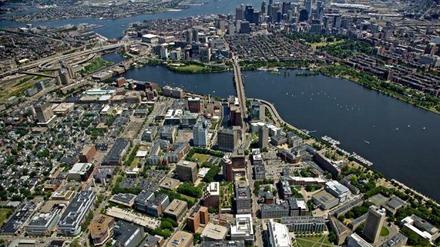 In Cambridge (im Vordergrund), einem Vorort von Boston (im Hintergrund), hat sich um Harvard University und Massachusetts Institute of Technology herum der weltweit wichtigste Biomedizin-Hub entwickelt. 