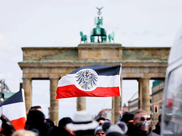 Reichsbürgerflaggen bei einer Demonstration 2021 vor dem Brandenburger Tor in Berlin.