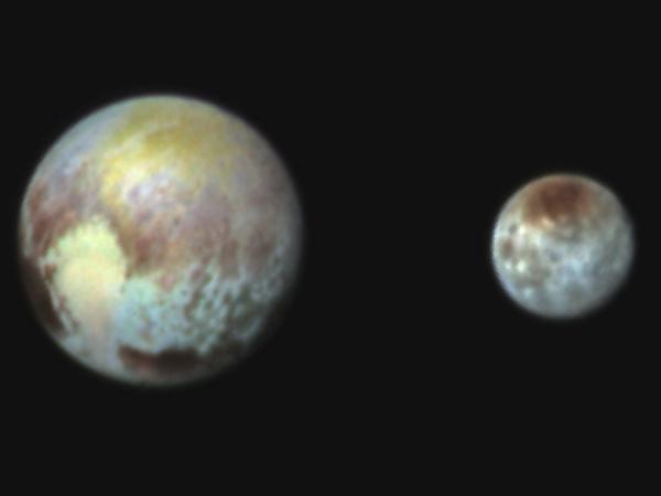 Planet Pluto und Mond Charon, fotografiert vom Nasa-Raumfahrzeug New Horizons.