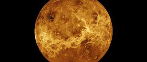 In der Atmosphäre der Venus haben Forscher einen Stoff gefunden, der von Mikroben produziert worden sein könnte - oder von bislang unbekannten chemisch-physikalischen Prozessen.