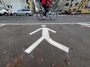 Symbolbild Fußgänger Fahrbahn Asphalt Verkehrspolitik